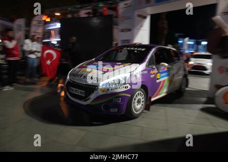 MUGLA, TÜRKEI - 15. APRIL 2022: KAAN Sarpkaya mit Peugeot 208 R2 von GP Garage My Team beim feierlichen Start der Rallye Bodrum Stockfoto