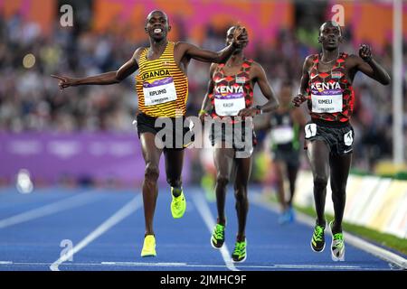 Der ugandische Jacob Kiplimo (links) gewinnt das Finale der Herren 5000m im Alexander Stadium am 9. Tag der Commonwealth Games 2022 in Birmingham. Bilddatum: Samstag, 6. August 2022. Stockfoto