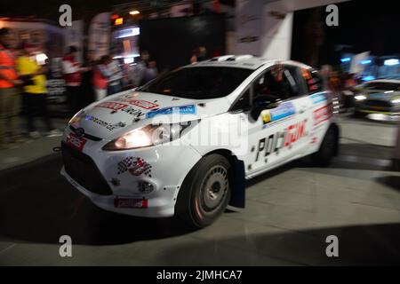 MUGLA, TÜRKEI - 15. APRIL 2022: Erdem Ilbayli mit Ford Fiesta R2 des Castrol Ford Team Turkiye beim feierlichen Start der Rallye Bodrum Stockfoto