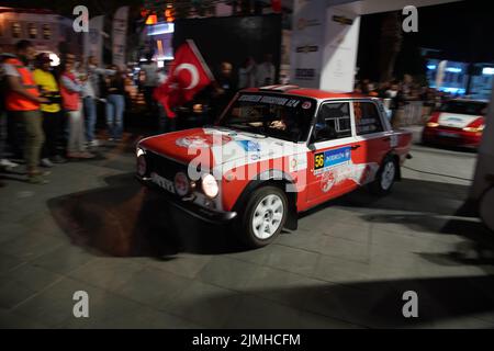 MUGLA, TÜRKEI - 15. APRIL 2022: Onur Celikyay mit Murat 124 zum feierlichen Start der Kundgebung in Bodrum Stockfoto