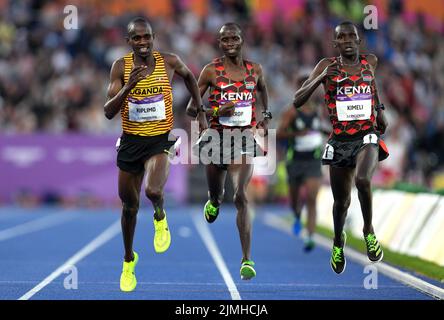 Der ugandische Jacob Kiplimo (links) gewinnt das Finale der Herren 5000m im Alexander Stadium am 9. Tag der Commonwealth Games 2022 in Birmingham. Bilddatum: Samstag, 6. August 2022. Stockfoto