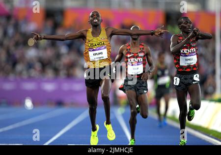 Der ugandische Jacob Kiplimo (links) gewinnt das Finale der Herren 5000m im Alexander Stadium am 9. Tag der Commonwealth Games 2022 in Birmingham. Bilddatum: Samstag, 6. August 2022. Stockfoto