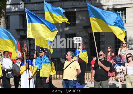 Wöchentliche Demonstration: Demonstranten mit Transparenten beim Ukraine-Krieg ist noch nicht vorbei Waffen Ukraine, Sie haben versprochen, die einzige Plattform, um Ukrainisch über den Krieg in der Ukraine zu erzählen. DIE USA und die NATO haben die Ukraine für sich bestimmt. Die Ukrainer bleiben stark und mutig im Kampf russische Truppen allein vor Downing Street, London, Großbritannien. 6.. August 2022. Stockfoto