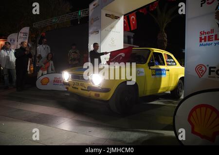 MUGLA, TÜRKEI - 15. APRIL 2022: Cengiz Artam mit Ford Escort MK1 zum feierlichen Start der Rallye Bodrum Stockfoto