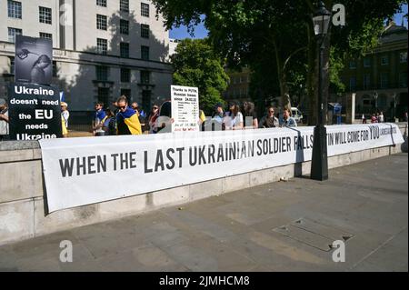 Wöchentliche Demonstration: Demonstranten mit Transparenten beim Ukraine-Krieg ist noch nicht vorbei Waffen Ukraine, Sie haben versprochen, die einzige Plattform, um Ukrainisch über den Krieg in der Ukraine zu erzählen. DIE USA und die NATO haben die Ukraine für sich bestimmt. Die Ukrainer bleiben stark und mutig im Kampf russische Truppen allein vor Downing Street, London, Großbritannien. 6.. August 2022. Stockfoto