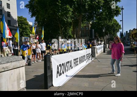 Wöchentliche Demonstration: Demonstranten mit Transparenten beim Ukraine-Krieg ist noch nicht vorbei Waffen Ukraine, Sie haben versprochen, die einzige Plattform, um Ukrainisch über den Krieg in der Ukraine zu erzählen. DIE USA und die NATO haben die Ukraine für sich bestimmt. Die Ukrainer bleiben stark und mutig im Kampf russische Truppen allein vor Downing Street, London, Großbritannien. 6.. August 2022. Stockfoto