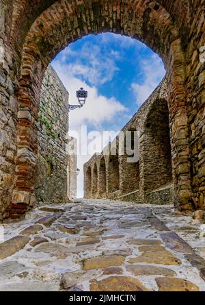 Burgtor und Mauern im historischen Stadtzentrum von Castello de Castellar Stockfoto