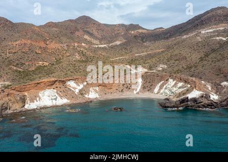 Die wilde und zerklüftete Küste des Naturschutzgebietes Cabo de Gata in Andalusien Stockfoto