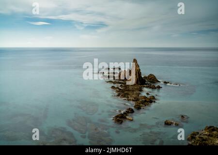 Blick auf die Klippen und das Riff von Las Sirenas in Cabo de Gata Stockfoto