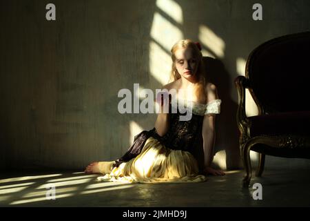 Retro-Porträt einer jungen Frau auf grünem Stuckhintergrund Stockfoto