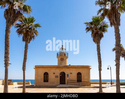 Blick auf den Leuchtturm Roquetas de Mar an der Küste Andalusiens Stockfoto