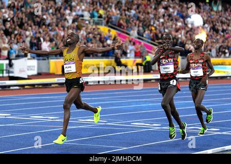 Der ugandische Jacob Kiplimo (links) gewinnt das Finale der Herren 5000m während des XXXX im Alexander Stadium am 9. Tag der Commonwealth Games 2022 in Birmingham. Bilddatum: Samstag, 6. August 2022. Stockfoto