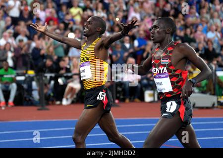 Der ugandische Jacob Kiplimo (links) gewinnt das Finale der Männer 5000m, wobei der Kenianer Nichola Kipkorir Kimeli am neunten Tag der Commonwealth Games 2022 in Birmingham beim XXXX im Alexander Stadium Silber gewann. Bilddatum: Samstag, 6. August 2022. Stockfoto