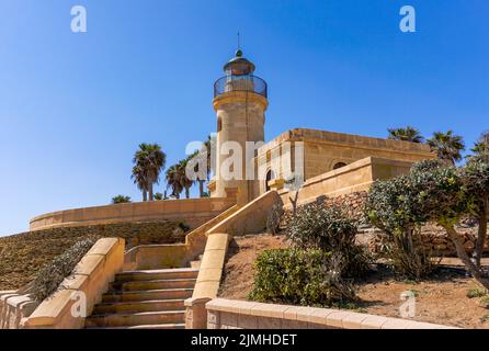 Blick auf den Leuchtturm Roquetas de Mar an der Küste Andalusiens Stockfoto