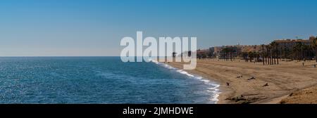 Panoramablick auf die Küste und den Strand von Torrox mit Palmen und Ferienhäusern Stockfoto