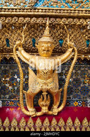 Garuda Wat Phra Kaew. Skulpturen von garuda und Naga im Wat phra kaew Tempel. Stockfoto