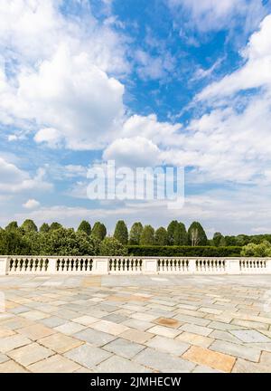 Außen mit altem grauen Steinfußboden. Vintage strukturiertes Pflaster und blauer Himmel im Hintergrund. Stockfoto