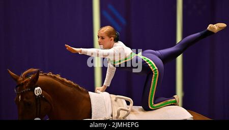 Herning. Dänemark. 06. August 2022. Weltreiterspiele. Jyske Bank Boxen Stadium. Lydia George (AUS) während der FEI-Weltmeisterschaft im Kader-Vaulting. Stockfoto