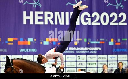 Herning. Dänemark. 06. August 2022. Weltreiterspiele. Jyske Bank Boxen Stadium. Carys Morgan (GBR) während der FEI World Squad Vaulting Championship. Stockfoto