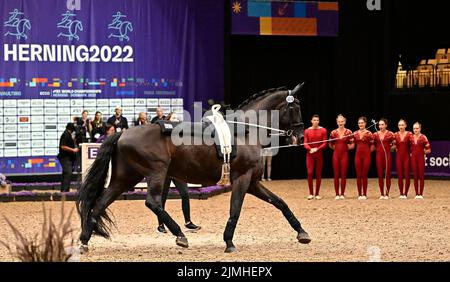 Herning. Dänemark. 06. August 2022. Weltreiterspiele. Jyske Bank Boxen Stadium. Das österreichische Team während der FEI-Weltmeisterschaft im Kader-Vaulting. Stockfoto