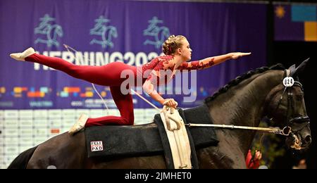 Herning. Dänemark. 06. August 2022. Weltreiterspiele. Jyske Bank Boxen Stadium. Rebecca Friesser (AUT) während der FEI-Weltmeisterschaft im Kader-Vaulting. Stockfoto