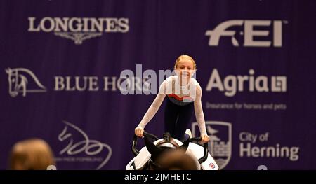 Herning. Dänemark. 06. August 2022. Weltreiterspiele. Jyske Bank Boxen Stadium. Evie Jessett (GBR) während der FEI World Squad Vaulting Championship. Stockfoto