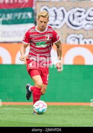 Arne Maier, FCA 10 im Spiel FC AUGSBURG - SC FREIBURG 0-4 1.Deutsche Fußballliga am 06. August 2022 in Augsburg, Deutschland. Saison 2022/2023, Spieltag 1, 1.Bundesliga, FCB, München, 1.Spieltag © Peter Schatz / Alamy Live News - die DFL-VORSCHRIFTEN VERBIETEN DIE VERWENDUNG VON FOTOGRAFIEN als BILDSEQUENZEN und/oder QUASI-VIDEO - Stockfoto