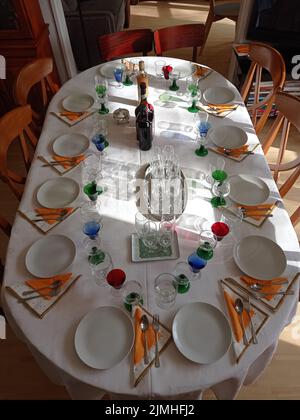 Une table en France préparée pour une fête Stockfoto