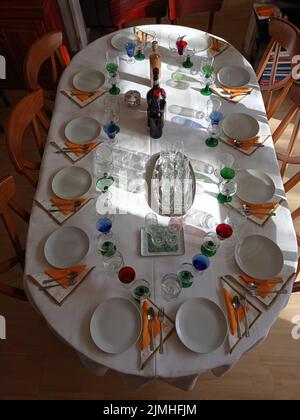 Une table en France préparée pour une fête Stockfoto