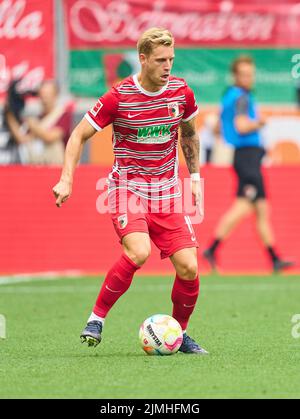 Arne Maier, FCA 10 im Spiel FC AUGSBURG - SC FREIBURG 0-4 1.Deutsche Fußballliga am 06. August 2022 in Augsburg, Deutschland. Saison 2022/2023, Spieltag 1, 1.Bundesliga, FCB, München, 1.Spieltag © Peter Schatz / Alamy Live News - die DFL-VORSCHRIFTEN VERBIETEN DIE VERWENDUNG VON FOTOGRAFIEN als BILDSEQUENZEN und/oder QUASI-VIDEO - Stockfoto