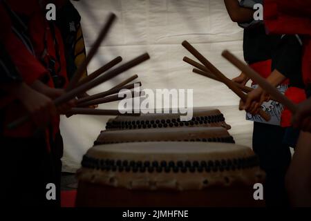 Bilder von Kindern, die den Taiko getroffen Stockfoto