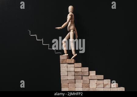 Karriere Wachstum hölzerne Übungspuppe Treppen steigen Stockfoto