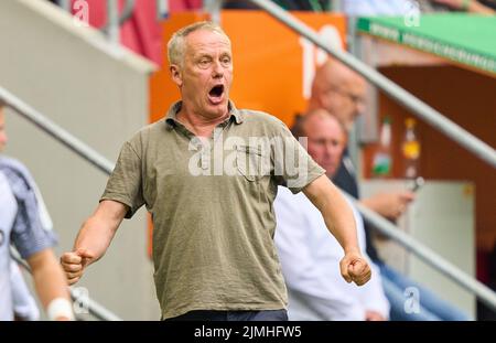 Christian STREICH, BRD Trainer im Spiel FC AUGSBURG - SC FREIBURG 0-4 1.Deutsche Fußballliga am 06. August 2022 in Augsburg, Deutschland. Saison 2022/2023, Spieltag 1, 1.Bundesliga, FCB, München, 1.Spieltag © Peter Schatz / Alamy Live News - die DFL-VORSCHRIFTEN VERBIETEN DIE VERWENDUNG VON FOTOGRAFIEN als BILDSEQUENZEN und/oder QUASI-VIDEO - Stockfoto