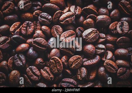 Kaffeebohnen Hintergrund, dunkel geröstete Kaffeebohnen Nahaufnahme Stockfoto