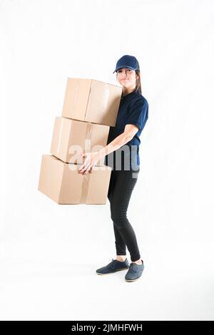 Glückliche Lieferung Frau hält gestapeltes Paket Stockfoto
