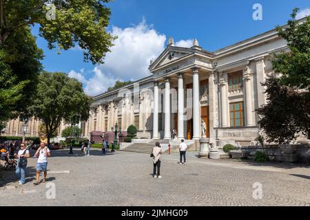 6. August 2022: Außenansicht der Istanbuler Archäologiemuseen im Eminonu-Viertel von Istanbul, Türkei, in der Nähe des Gulhane Parks und des Topkapi-Palastes am 6. August 2022. Das klassische Gebäude des Archäologischen Museums Istanbul wurde nach umfangreichen Restaurierungen eröffnet, mit Ausstellungsräumen, die erdbebenstärkenden Arbeiten unterzogen wurden und nach modernen museologischen Standards renoviert wurden. Die Istanbuler Archäologiemuseen wurden Ende des 19.. Jahrhunderts vom Maler und Archäologen Osman Hamdi Bey als Kaiserliches Museum gegründet und bestehen aus drei Gebäuden, nämlich t Stockfoto