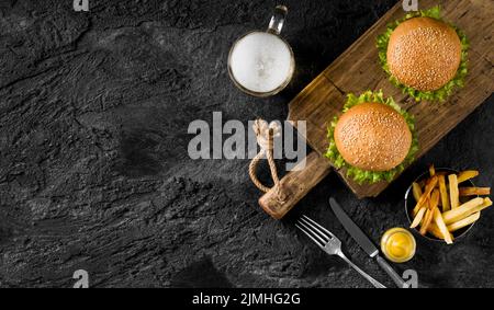 Draufsicht Burger Pommes Frites mit Bier Kopierer Platz Stockfoto