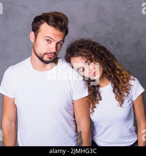 Frau mit Kopf Mann Schulter Stockfoto