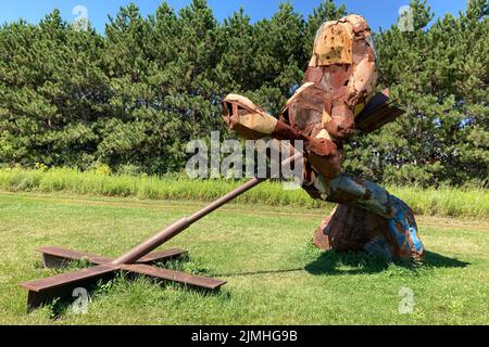 FRANKEN, MN, USA - 5. AUGUST 2022: Nicht identifiziertes Stück im Franconia Sculpture Park. Stockfoto