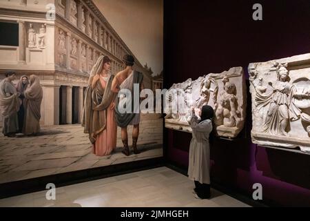 6. August 2022: Innenansicht der Istanbuler Archäologiemuseen im Eminonu-Viertel von Istanbul, Türkei, in der Nähe des Gulhane Parks und des Topkapi-Palastes am 6. August 2022. Das klassische Gebäude des Archäologischen Museums Istanbul wurde nach umfangreichen Restaurierungen eröffnet, mit Ausstellungsräumen, die erdbebenstärkenden Arbeiten unterzogen wurden und nach modernen museologischen Standards renoviert wurden. Die Istanbuler Archäologiemuseen wurden Ende des 19.. Jahrhunderts vom Maler und Archäologen Osman Hamdi Bey als Kaiserliches Museum gegründet und bestehen aus drei Gebäuden, nämlich t Stockfoto