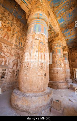 Luxor, Ägypten; 28. Juli 2022 - Innere des Tempels von Ramses III, Luxor, Ägypten. Stockfoto