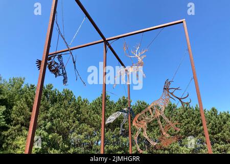 FRANKEN, MN, USA - 5. AUGUST 2022: Predator Prey Constellation im Franconia Sculpture Park. Stockfoto