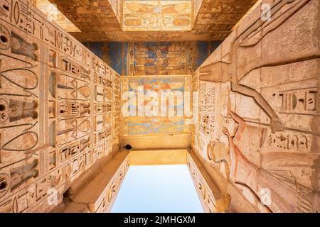 Luxor, Ägypten; 28. Juli 2022 - Innere des Tempels von Ramses III, Luxor, Ägypten. Stockfoto