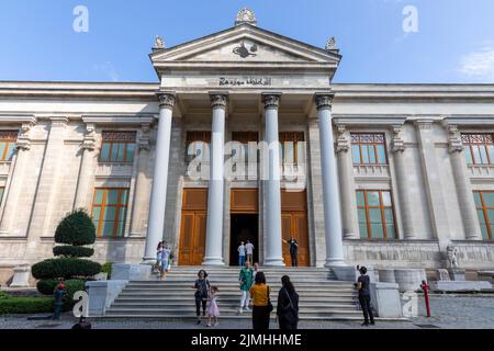 6. August 2022: Außenansicht der Istanbuler Archäologiemuseen im Eminonu-Viertel von Istanbul, Türkei, in der Nähe des Gulhane Parks und des Topkapi-Palastes am 6. August 2022. Das klassische Gebäude des Archäologischen Museums Istanbul wurde nach umfangreichen Restaurierungen eröffnet, mit Ausstellungsräumen, die erdbebenstärkenden Arbeiten unterzogen wurden und nach modernen museologischen Standards renoviert wurden. Die Istanbuler Archäologiemuseen wurden Ende des 19.. Jahrhunderts vom Maler und Archäologen Osman Hamdi Bey als Kaiserliches Museum gegründet und bestehen aus drei Gebäuden, nämlich t Stockfoto