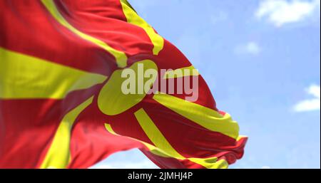 Detail der Nationalflagge Nordmazedoniens, die an einem klaren Tag im Wind winkt Stockfoto