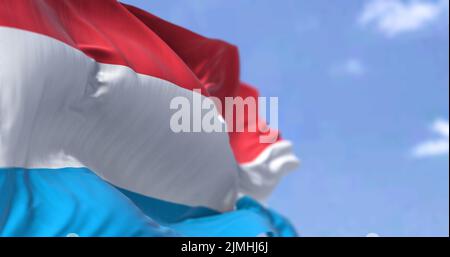 Detail der luxemburgischen Nationalflagge, die an einem klaren Tag im Wind winkt. Stockfoto