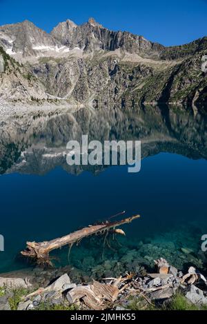 Bergspiegelung im noch blauen See, Stausee Lac de Cap-de-long hoch in den Pyrenäen in Frankreich Stockfoto