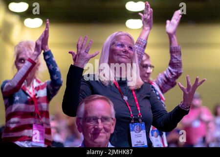 Dallas, Texas, USA. 6. August 2022. Nigel Farage spricht am dritten Tag der Konferenz im Hilton Anatole in Dallas, Texas, mit CPAC Texas 2022. Eine Menge applaudiert für Nigel, als er seine letzten Bemerkungen macht. (Bild: © Chris Rusanowsky/ZUMA Press Wire) Stockfoto