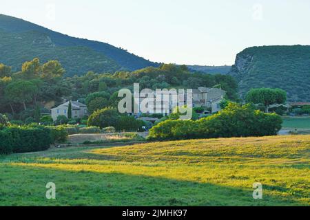 LOURMARIN, FRANKREICH -5 JUL 2021- Blick auf traditionelle Gebäude in Lourmarin, einer Stadt im Luberon-Gebiet von Vaucluse, Provence, Frankreich, benannt nach einem der b Stockfoto