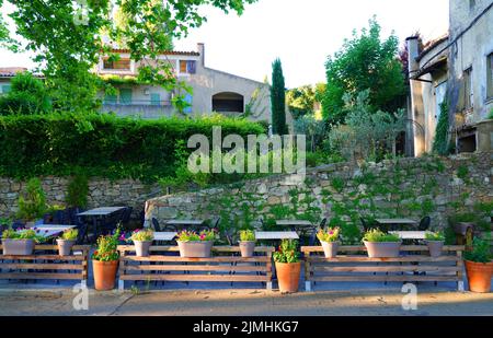 LOURMARIN, FRANKREICH -5 JUL 2021- Blick auf traditionelle Gebäude in Lourmarin, einer Stadt im Luberon-Gebiet von Vaucluse, Provence, Frankreich, benannt nach einem der b Stockfoto